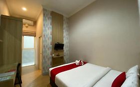 RedDoorz Syariah near Universitas Negeri Malang